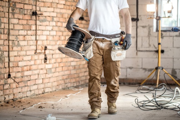 Électricien en action sur un chantier de construction